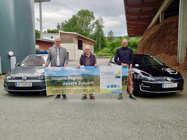 Erstmalige Präsentation des zweiten E-Golfs beim „Langen Tag der Energie“ im Juni 2023 mit Bürgermeister Josef Pfeifer. | Foto: KEM Naturpark Pöllauer Tal