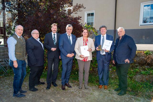 Am Bild von links Vizebürgermeister Manfred Buchberger, Bürgermeister Heinrich Haider, Schul-Qualitäts-Manager Andreas Reisinger, Bildungsdirektor Alfred Klampfer, die neue Schulleiterin Silvia Höbarth, der langjährige Direktor Erwin Bindreiter, Vizebürgermeister Andreas Payreder. Das Bild wurde im Zuge der Neueröffnung der Schulen am 22. Oktober aufgenommen. | Foto: Kons. Manfred Buchberger