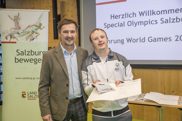 Thomas Baur, Fußball (Flachgau) mit Sportlandesrat Martin Zauner. | Foto: Land Salzburg/Neumayr/Christian Leopold