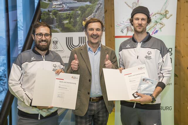 Gioacchino Danilo Perrera, Trainer, Fußball (Deutschland) li. und Maximilian Riezler, Head Coach, Fußball (Pongau) re. mit Sportlandesrat Martin Zauner. | Foto: Land Salzburg/Neumayr/Christian Leopold