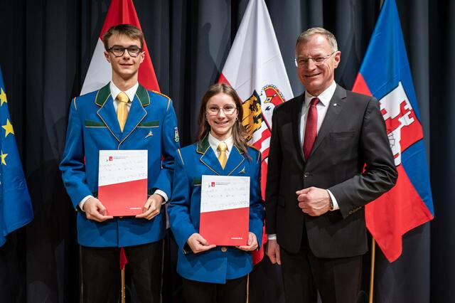 Matthias Kienberger und Emma Dorfinger mit Landeshauptmann Thomas Stelzer.  | Foto: Land OÖ