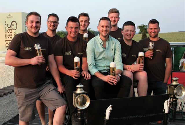 Der "Hindinger Stammtisch" trifft sich jeden Sonntag beim Gasthaus Blaas – jede zehnte Halbe gibt es vom Wirt geschenkt. | Foto: Hindinger Stammtisch