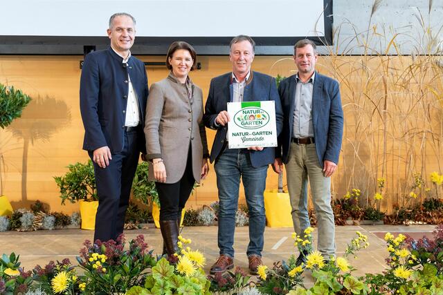 Landesrätin Michaela Langer-Weninger, Gemeindebundpräsident Christian Mader und Landesgärtnermeister Hannes Hofmüller gratulierten Munderfings Bürgermeister Martin Voggenberger zur Auszeichnung. | Foto: Land OÖ/Margot Haag