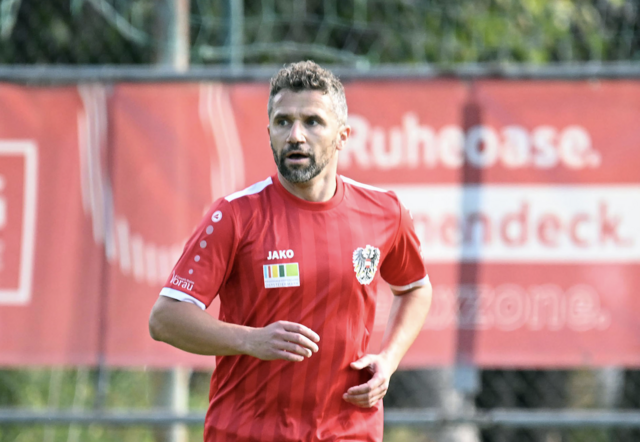 Bürgermeister Manuel Müller kickt in der Nationalmannschaft der Bürgermeister – 2024 geht es zur EM nach Leipzig.
 | Foto: Hermann Sobe