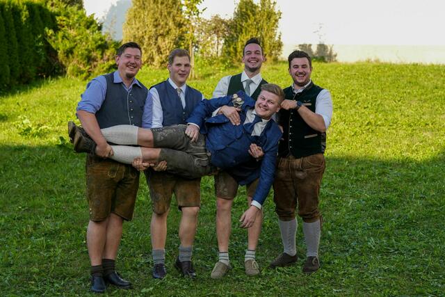 Christoph Weinberger, Stefan Schultermandl, Martin Gönitzer, Christian Schmolli (stehend, v.l.) und Markus Langthaler sind die „BlechKisTn“. | Foto: Walter Magnet