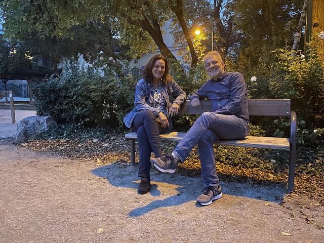 Neos Josefstadt-Chefin Birgit Kleinlercher und Bezirksrat Dirk Volavsek bilden den pinken Klub im Bezirksparlament. | Foto: Tobias Schmitzberger