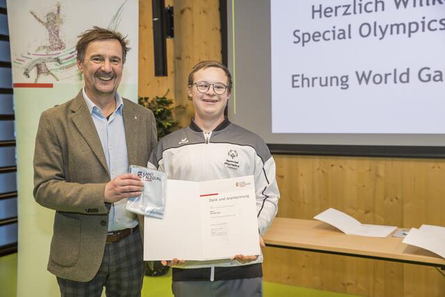 Andreas Putz, Fußball (Flachgau) mit Landesrat Martin Zauner. | Foto: Land Salzburg/Neumayr/Christian Leopold