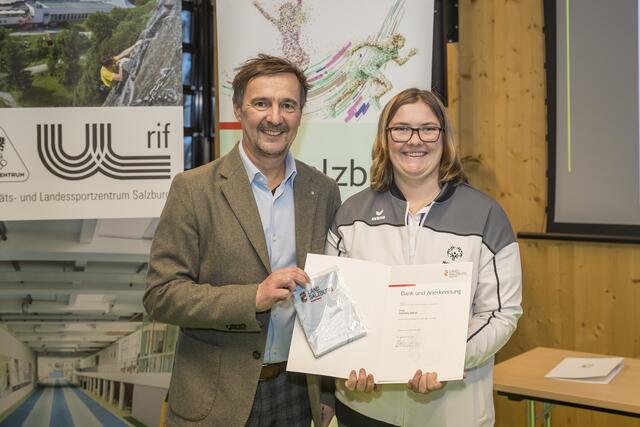 Cornelia Zehner, Radsport, Special Olympics-Sportlerin des Jahres (Lungau) mit Sportlandesrat Martin Zauner. | Foto: Land Salzburg/Neumayr/Christian Leopold