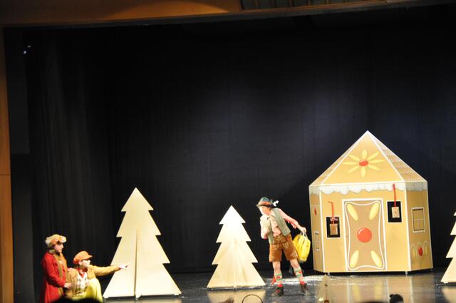Gretel (Barbara Pöltl, l.) und Hänsel (Christiane Marie Riedl) entdecken das Lebkuchenhaus (mit Christine dell‘Antonio als Sand- und Taumännchen, r.).  | Foto: Olga Seus