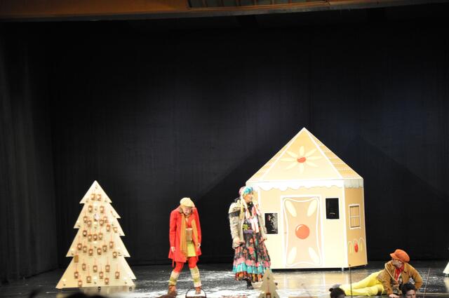Gretel (Barbara Pöltl, l.) trifft auf die Hexe (Camillo dell‘Antonio).  | Foto: Olga Seus