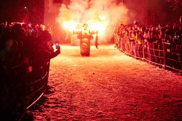 Die Zahl der Tuiflfans kann nicht einmal geschätzt werden – aber die Gehörnten blieben auf keinem Meter unbeachtet. | Foto: Hassl