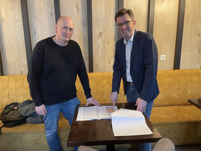 Die SPÖ-Bezirksvorsitzenden Stefan Hinterberger und Richard Pregler sehen mit Sorge auf den Finanzausgleich des Landes und wittern Willkür bei der Gelder-Ausgabe. | Foto: Alexandra Goll