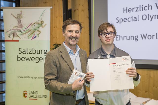 Valentin Flucher, Fußball (Stadt Salzburg) mit Sportlandesrat Martin Zauner. | Foto: Land Salzburg/Neumayr/Christian Leopold
