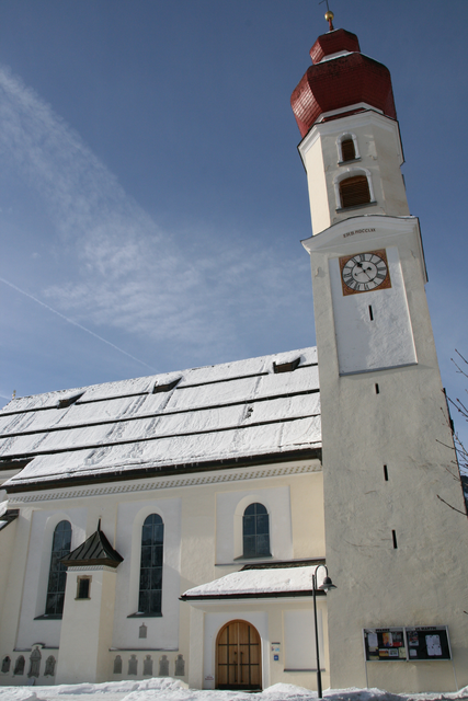 Der Zwiebelturm der Pfarrkirche in Wängle wurde mit neuen Schindeln gedeckt. | Foto: Archiv
