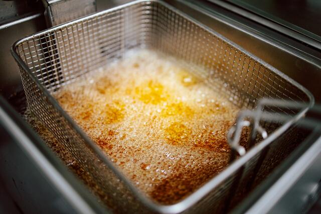 Eine 39-jährige Frau erlitt beim Frittieren in einer Küche einen Stromschlag und wurde dadurch für kurze Zeit bewusstlos. | Foto: stock.adobe.com/stivog (Symbolfoto)