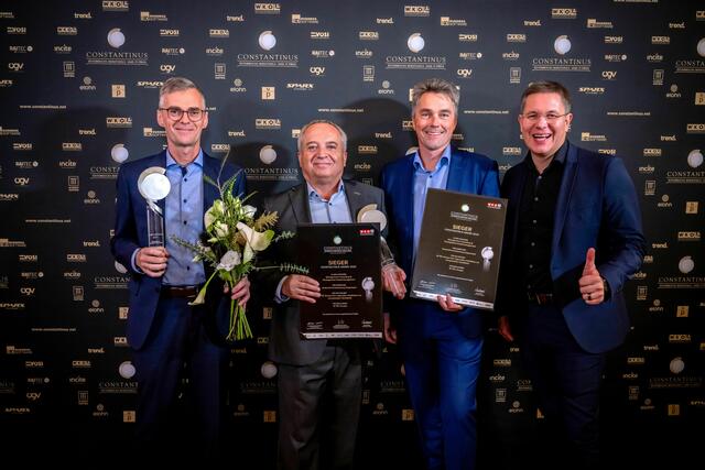 Preisverleihung in der Hofburg: Richard Gappmayer (2. v. l.) mit den M-TEC Geschäftsführern Klemens (2. v. r.) und Dominik Mittermayr (l.). | Foto: wirlphoto.at