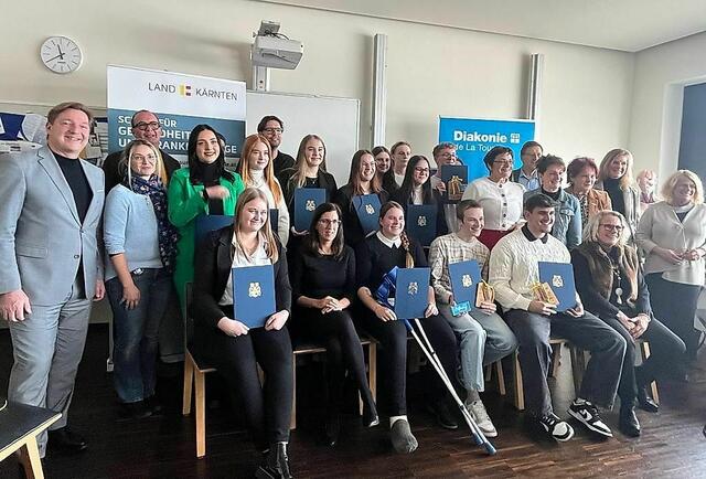 Die frischgebackenen "Premiere"-Absolventinnen und -Absolventen mit den Gratulantinnen und Gratulanten
 | Foto: Büro LR.in Prettner