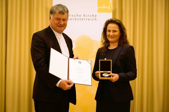 Manfred Scheuer überreichte die Medaille an Sandra Bötscher. | Foto: Diözese Linz