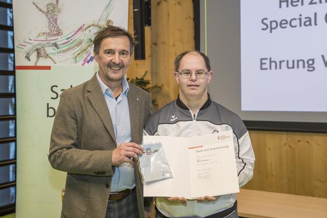 Gabriel Unterkofler, Fußball (Pongau) mit Landesrat Martin Zauner. | Foto: Land Salzburg/Neumayr/Christian Leopold