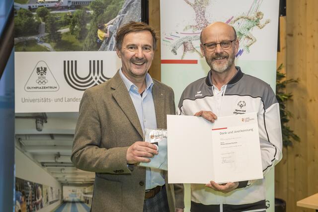 Head Coach des Radsports, Lungauer Norbert Michael Planitzer mit Landesrat Martin Zauner. | Foto: Land Salzburg/Neumayr/Christian Leopold