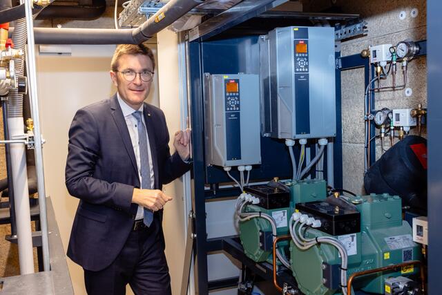 Spar-Geschäftsführer Alois Huber zeigt das innovative Energiekonzept, das hier erstmals umgesetzt wurde. Gewonnene Abwärme aus dem Supermarkt wird zur Energie für Wohnungen andere Einrichtungen im Gebäudekomplex.  | Foto: SPAR/Brunnbauer