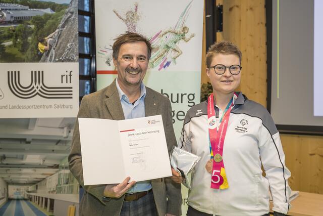 Agnes Stiegler, Radport (Lungau) mit Sportlandesrat Martin Zauner. | Foto: Land Salzburg/Neumayr/Christian Leopold
