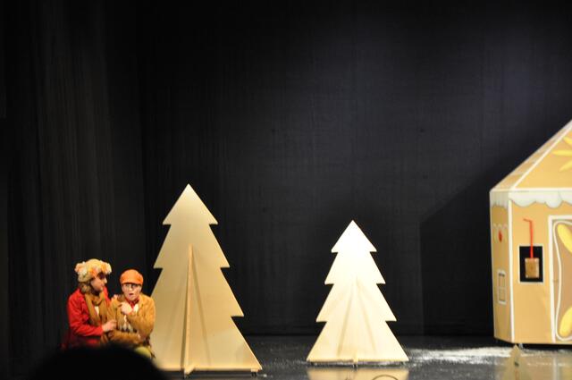 Gretel (Barbara Pöltl, l.) und Hänsel (Christiane Marie Riedl) haben sich im Wald verirrt.  | Foto: Olga Seus