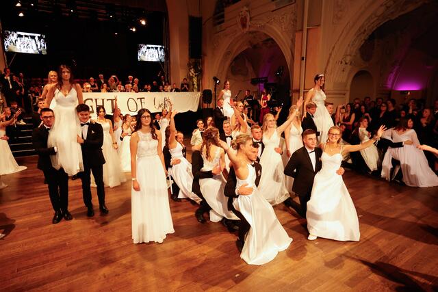Die Schüler der BAfEP Judenburg haben den Ballreigen im Murtal eröffnet. | Foto: Regionalmedien: Mlakar, Galler