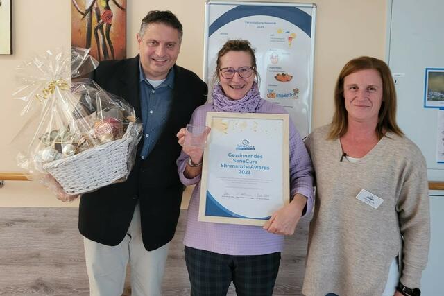 Gabriele Hahnl freut sich sichtlich über die Anerkennung durch Hausleiter Gerald Krenn und Pflegedienstleitung Sonja Jautz. in Rust. | Foto: SeneCura