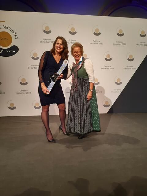 Mit der Skischule Scheffau am Wilden Kaiser war zum ersten Mal eine Skischule für die Goldene Securitas nominiert. Die Chefsekretärin der Skischule Maria Pirkner (re.) übergab der Präsidentin der AUVA, Barbara Libowitzky, einen der 3D-Mini Carver.  | Foto: Skischule Scheffau am Wilden Kaiser