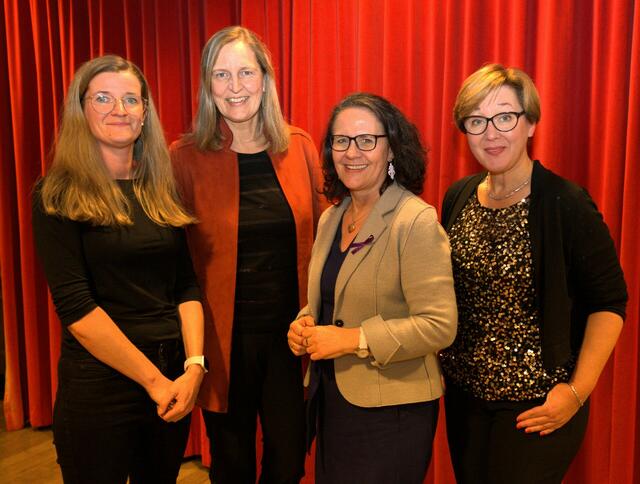 Landesrätin Daniela Gutschi (3.v.l.) mit den 3 Obfrauen (v.l.n.r.): Verena Brandner (Einstieg Jugendcoaching), Sigrid Petschko-Jenewein (Frau &amp; Arbeit), Karin Hochwimmer (pepp). | Foto: Claudia Mitteregger-Stania