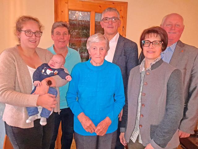 Foto v.l.n.r.: Kerstin Hofstetter (Enkelin) mit Urenkel Roman, Erika Hofstetter (Schwiegertochter), Jubilarin Hermine Hofstetter, Bgm. Andreas Pichler,  GR Margit Stummer (Ortsbäuerin), Vzbgm. Reinhard Steindl | Foto: Marktgemeinde Lichtenau