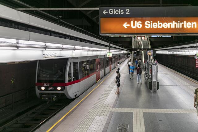 Wegen eines Rettungseinsatzes in der Station Niederhofstraße kann die U6 derzeit nicht weiterfahren. | Foto: Helmer M./Wiener Linie