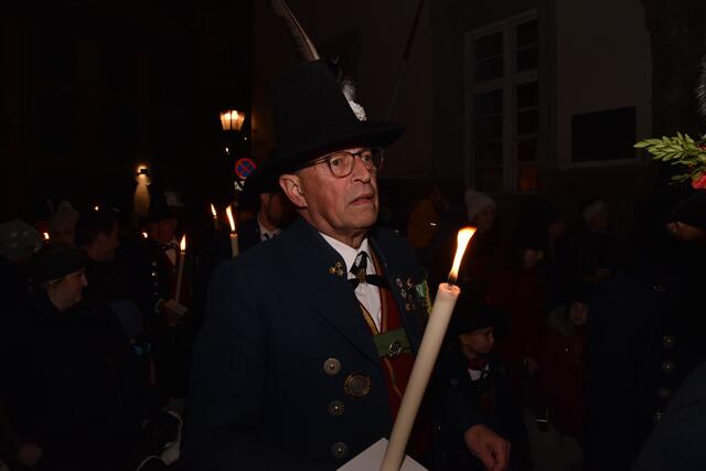 Schützenhauptmann Christian Visinteiner und zahlreiche Mitglieder begleiteten den hl. Nikolaus mit Fackeln durch die Altstadt.