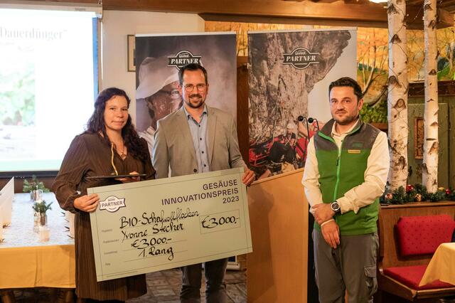 Yvonne Stecher aus Frauenberg holte mit „Bio-Schafwollflocken als Dauerdünger“ den ersten Platz.  | Foto: Andreas Hollinger