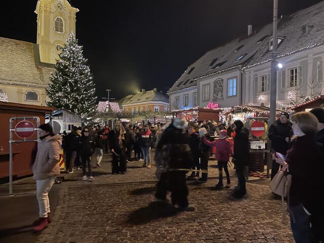 Beim Einzug der Krampusse.  | Foto: Olga Seus