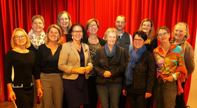 (v.l.n.r., vorne): Barbara Huber-Jeblinger (Gründerin), Christine Schläffer (Vorstandsmitglied), Landesrätin Daniela Gutschi, Christina Nöbauer (Ehrenmitglied), Helga Hammerschmied-Rathgeb (eh. Bürgermeisterin), Romana Rotschopf (eh. Leiterin Büro für Frauenfragen und Gleichbehandlung des Landes), (v.l.n.r., hinten): Sabine Aschauer-Smolik (Vorstandsmitglied und Leiterin Bildungszentrum Saalfelden), Sigrid Petschko-Jenewein (Obfrau und Leiterin Frau &amp; Arbeit Pinzgau), Karin Hochwimmer (2. Obfrau, Geschäftsführerin pepp), Thomas Haslinger (Vizebürgermeister Saalfelden), Verena Brandner (3. Obfrau, Beraterin Einstieg Jugendcoaching), Josefine Lassacher (Vorstandsmitglied). | Foto: Claudia Mitteregger-Stania