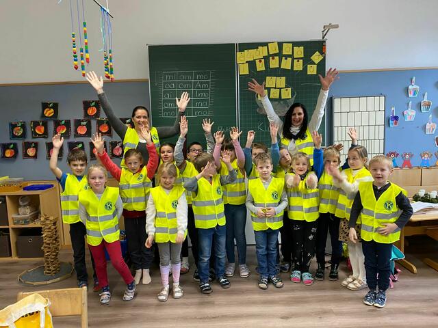 Die Volksschulkinder freuten sich über ihre neuen Westen. | Foto: Privat