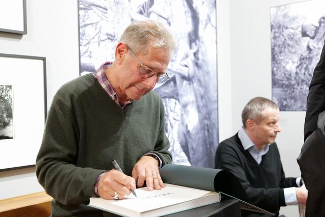 Stuart Franklin gab in der Leica Galerie Autogramme. | Foto: Maximilian Spitzauer