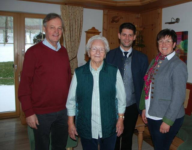Foto: Seniorenbund Obmann Alfred Pfeifenberger, Jubilarin Anna Dorfer, Bgm. Thomas Kößler, GV Kornelia Pfeifenberger