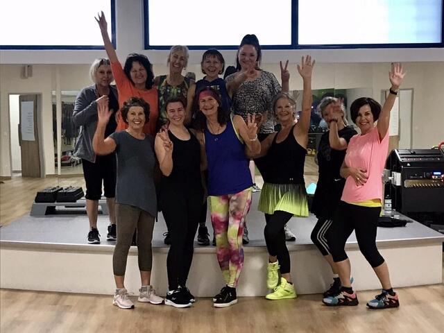 Erika Wilding (hinten 4.v.l.) bewegt Menschen als Kursleiterin in einem Fitnessstudio. | Foto: privat