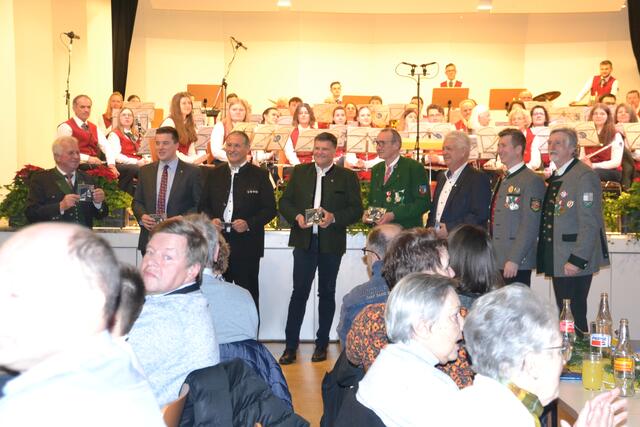 Große Freude herrschte bei der Präsentation der ersten Musik-CD des Blasmusikbezirksverbandes Leoben.  | Foto: Kathrin Hänsler