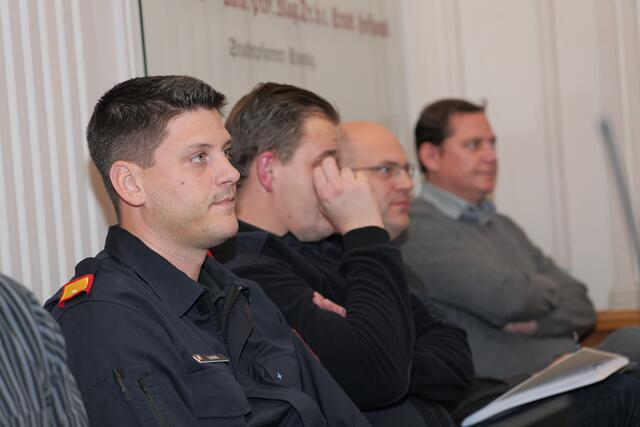 Feuerwehrchef Mario Lukas und seine Kameraden verfolgten die Gemeinderatssitzung, weil es dabei auch um ihr Auto ging. | Foto: Santrucek