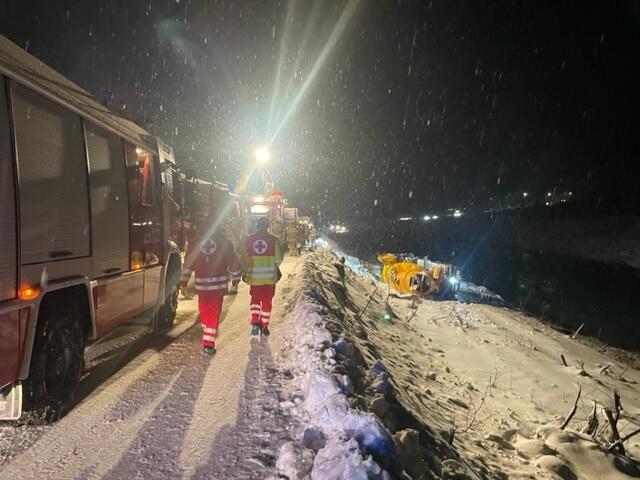 Der Fahrer musste schwer verletzt ins Klinikum Schwarzach gebracht werden. | Foto: Rotes Kreuz Salzburg