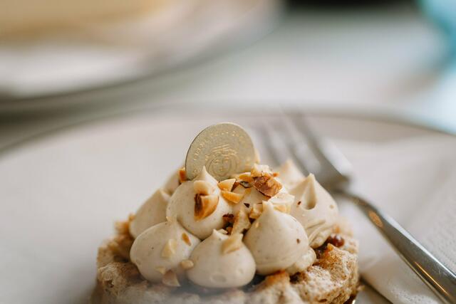 Ein Traum aus Biskuit: Haselnusstörtchen mit feinem Krokant.
 | Foto: Crème de la Crème