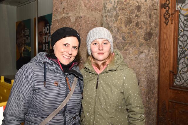 Magdalena und Johanna waren vom Einzug des hl. Nikolaus begeistert.