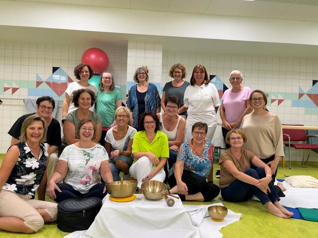 Die   Teilnehmenden   des   Vernetzungstreffens freuten   sich   über   die   Einführung   in   die Klangschalen-Massage (v.l.n.r.):sitzend:  Koordinatorin  DGKP  Birgit  Leißer,  Dr.  Doris  Jaux, Maria  Pfeifer, MTFManuela  Gruber,  Elfriede  StroblundMaria  Dietler; kniend:  ElfriedeSemmelmeyer, Claudia Psota, Anna Pfeifer, Koordinatorin des mobilen Caritas Hospiz Anita Kohl;stehend:  DGKP  Claudia  Schirrer,  Sigrid  Besenbäck,  Anke  Schneider,  DSA  Monika Jachs, DGKP Manuela Wolframund Silvia Hörmann | Foto: Landesklinikum Hollabrunn