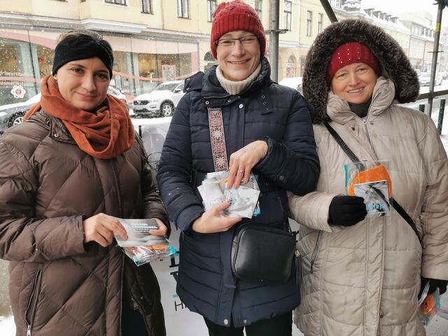 Johanna Sperker (l.) und Nina Pavek-Täubler (Mitte) mit Mitstreiterin im Einsatz gegen Gewalt an Frauen.  | Foto: ÖVP Hietzing