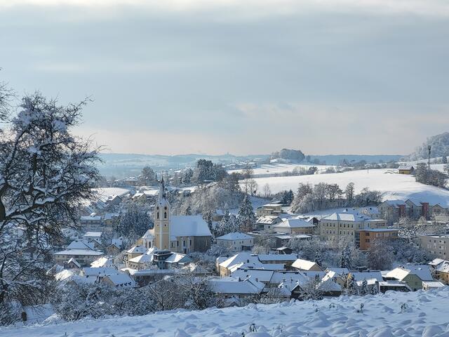 St. Georgen an der Gusen, Blick von der Panoramastraße auf das Ortszentrum. | Foto: Eckhart Herbe