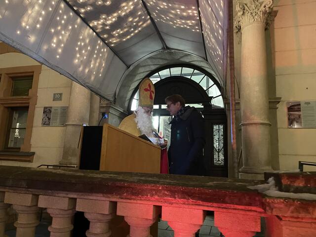 Bürgermeister Marcus Martschitsch überließ dem Nikolaus die Schlüssel der Stadt.  | Foto: Olga Seus